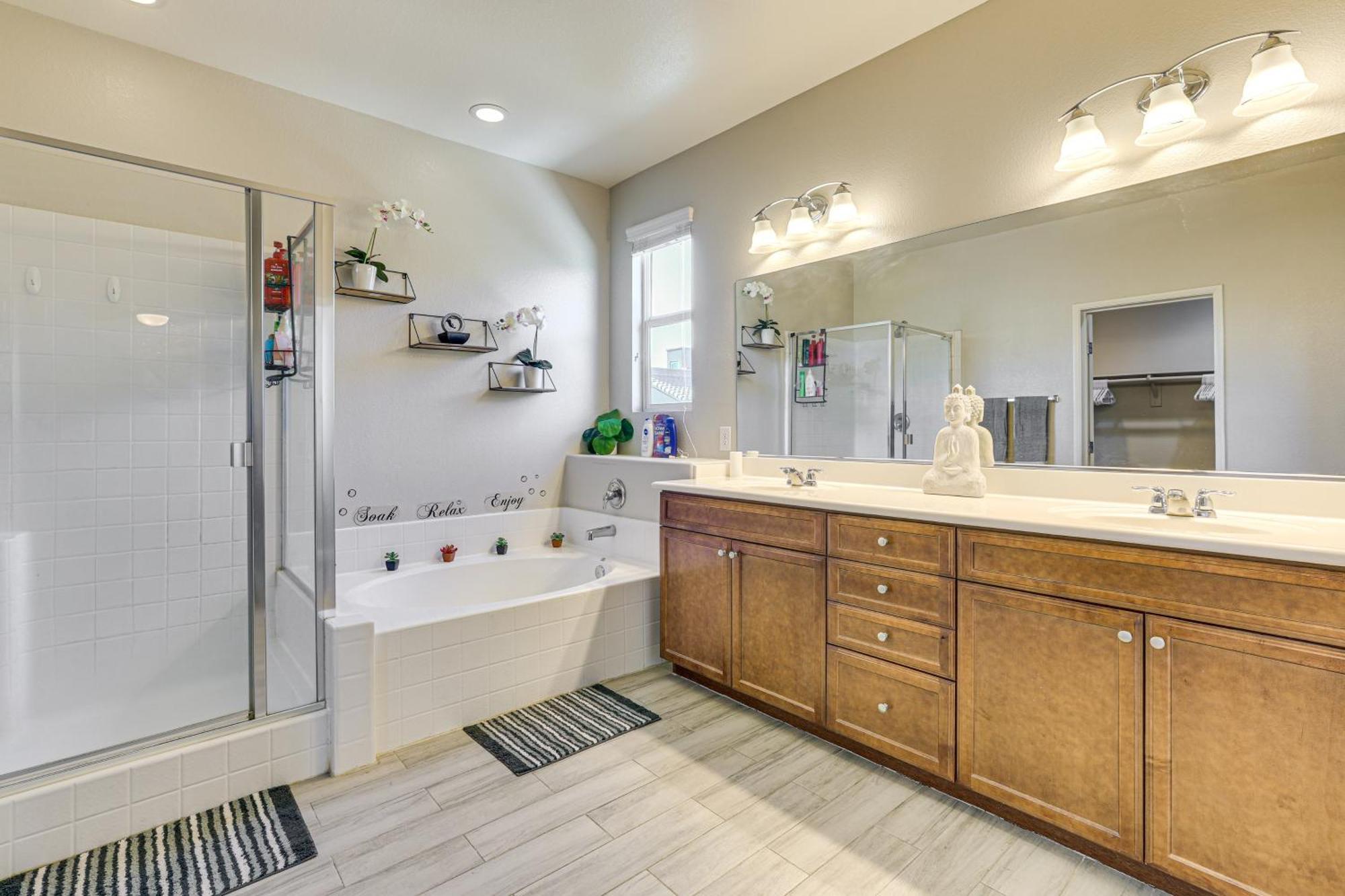 1 Mi To Aliante Casino Townhome With Fenced Yard! Ferienhaus *